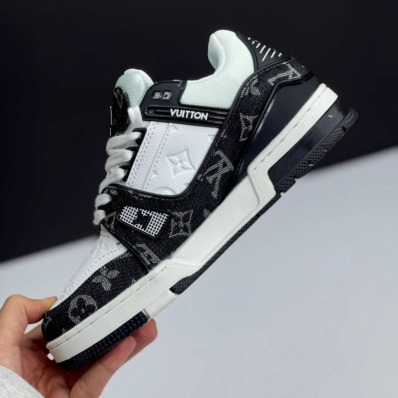 کتونی لویی ویتون ترینر مشکی سفید Louis Vuitton Trainer Black White کتونی لویی ویتون ترینر مشکی سفید Louis Vuitton Trainer Black White - تصویر 3