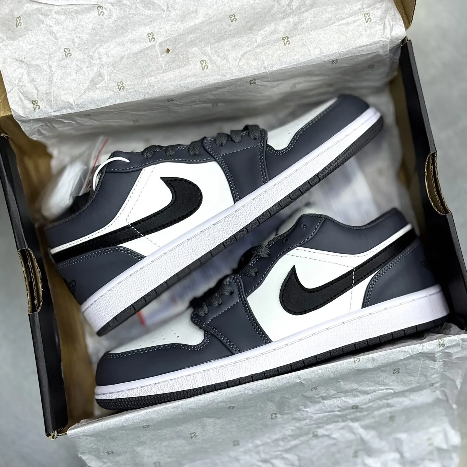 کفش نایک ایر جردن وان سفید سیمانی Nike Air Jordan 1 White Cement کفش نایک ایر جردن وان سفید سیمانی Nike Air Jordan 1 White Cement - تصویر 2