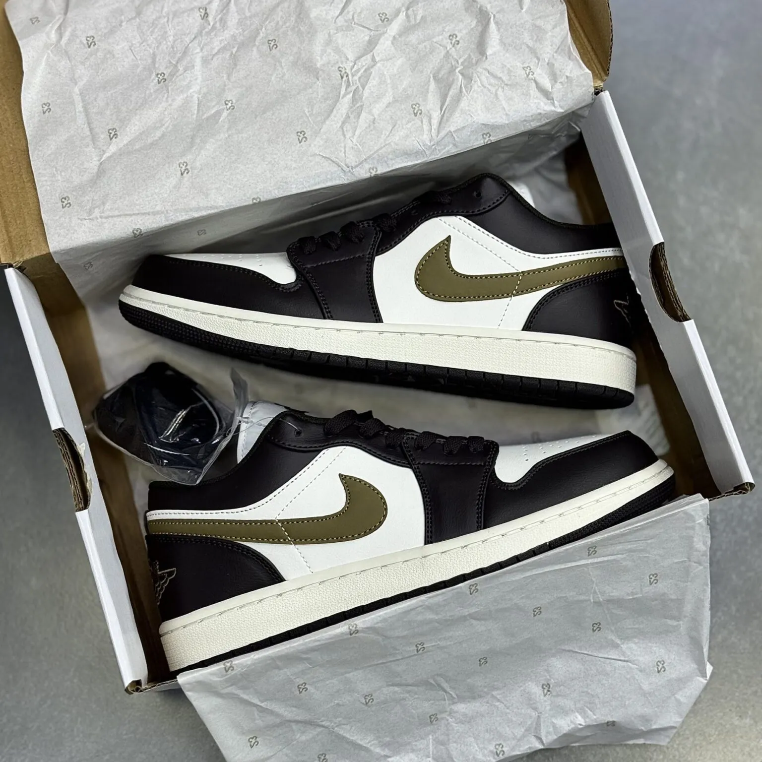 کفش نایک ایر جردن وان مشکی سفید لجنی Nike Air Jordan 1 Black White Olive کفش نایک ایر جردن وان مشکی سفید لجنی Nike Air Jordan 1 Black White Olive - تصویر 2