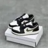 کفش نایک ایر جردن وان مشکی سفید لجنی Nike Air Jordan 1 Black White Olive کفش نایک ایر جردن وان مشکی سفید لجنی Nike Air Jordan 1 Black White Olive
