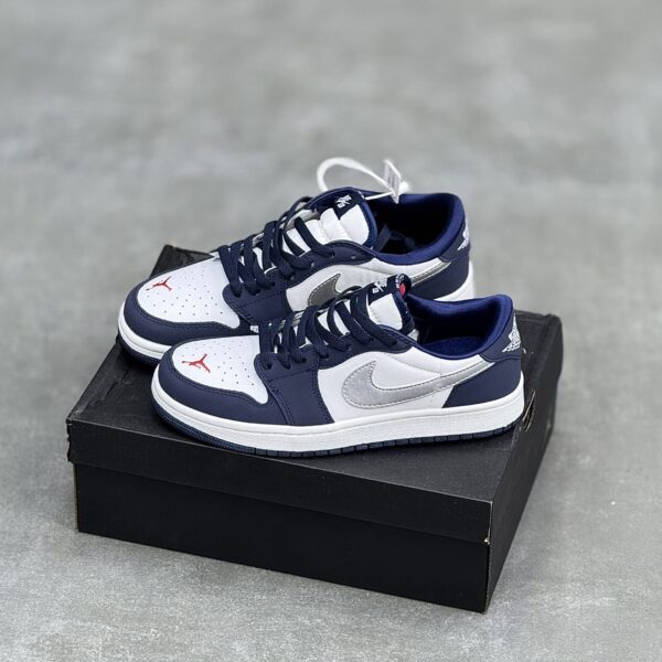 کفش نایک اس بی دانک لو سفید سرمهای طوسی Nike SB Dunk Low White Navy Grey کفش نایک اس بی دانک لو سفید سرمهای طوسی Nike SB Dunk Low White Navy Grey