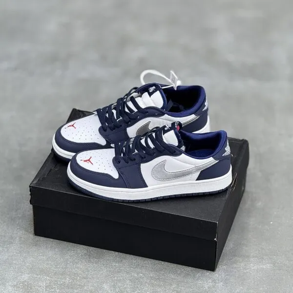 کفش نایک اس بی دانک لو سفید سرمهای طوسی Nike SB Dunk Low White Navy Grey کفش نایک اس بی دانک لو سفید سرمهای طوسی Nike SB Dunk Low White Navy Grey