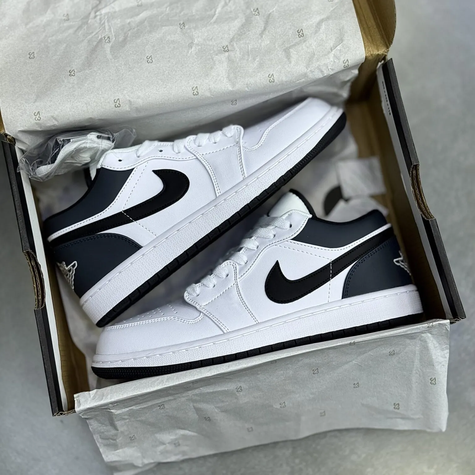 کفش نایک ایر جردن وان لو سفید طوسی Nike Air Jordan 1 Low White Grey کفش نایک ایر جردن وان لو سفید طوسی Nike Air Jordan 1 Low White Grey - تصویر 2