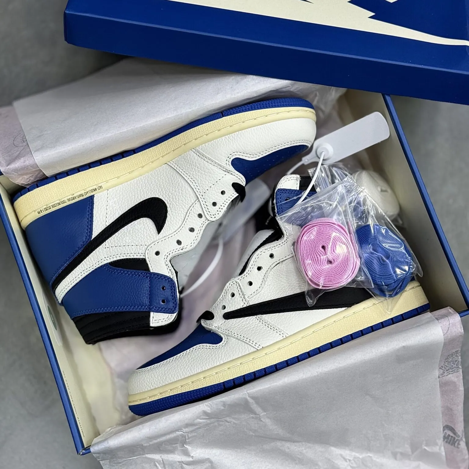 کفش نایک ایر جردن وان ترویس اسکات ساقدار فرگمنت Nike Air Jordan 1 Travis Scott High Fragment - تصویر 2