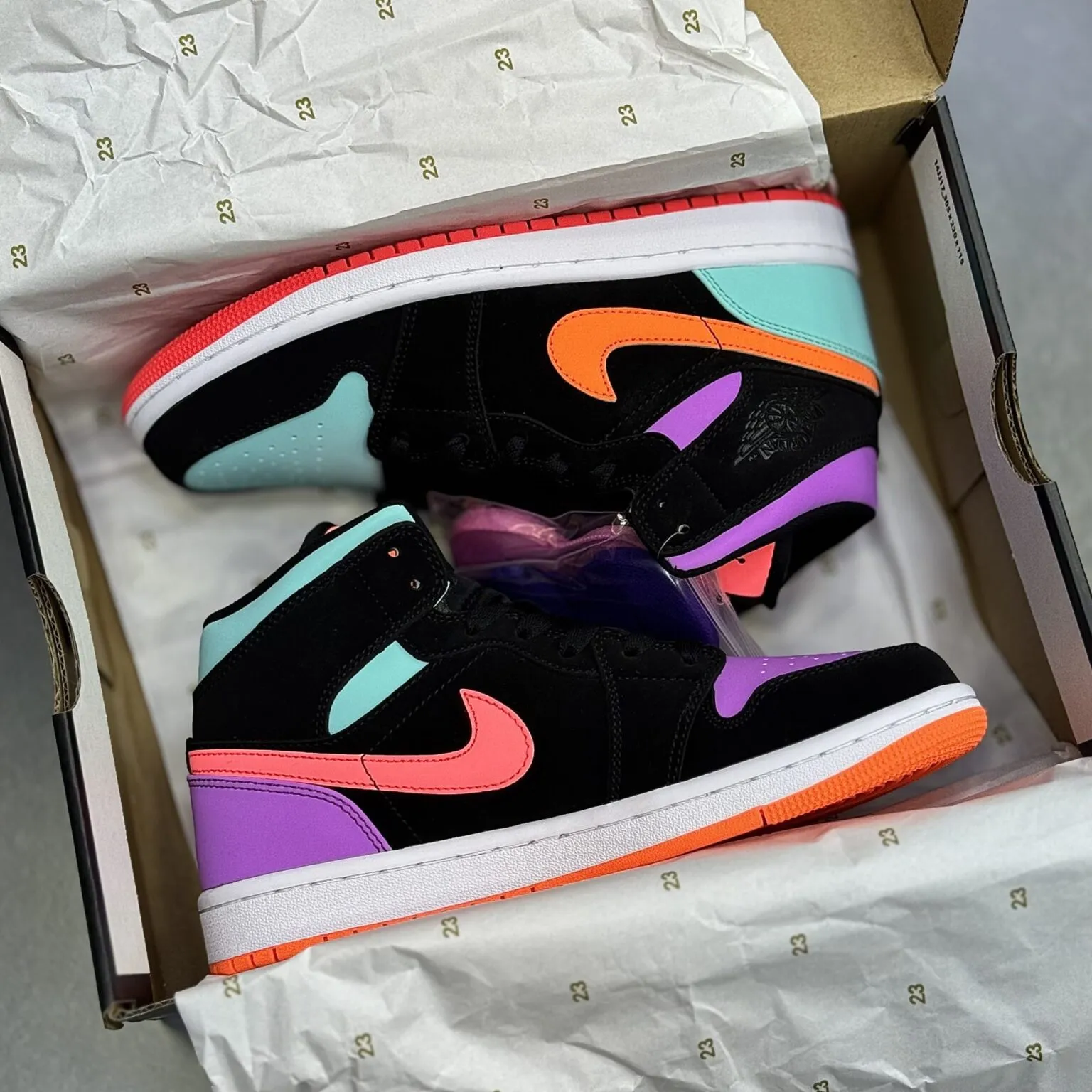 کفش نایک ایر جردن وان ساقدار لنگه به لنگه Nike Air Jordan 1 High Mismatch کفش نایک ایر جردن وان ساقدار لنگه به لنگه Nike Air Jordan 1 High Mismatch - تصویر 2