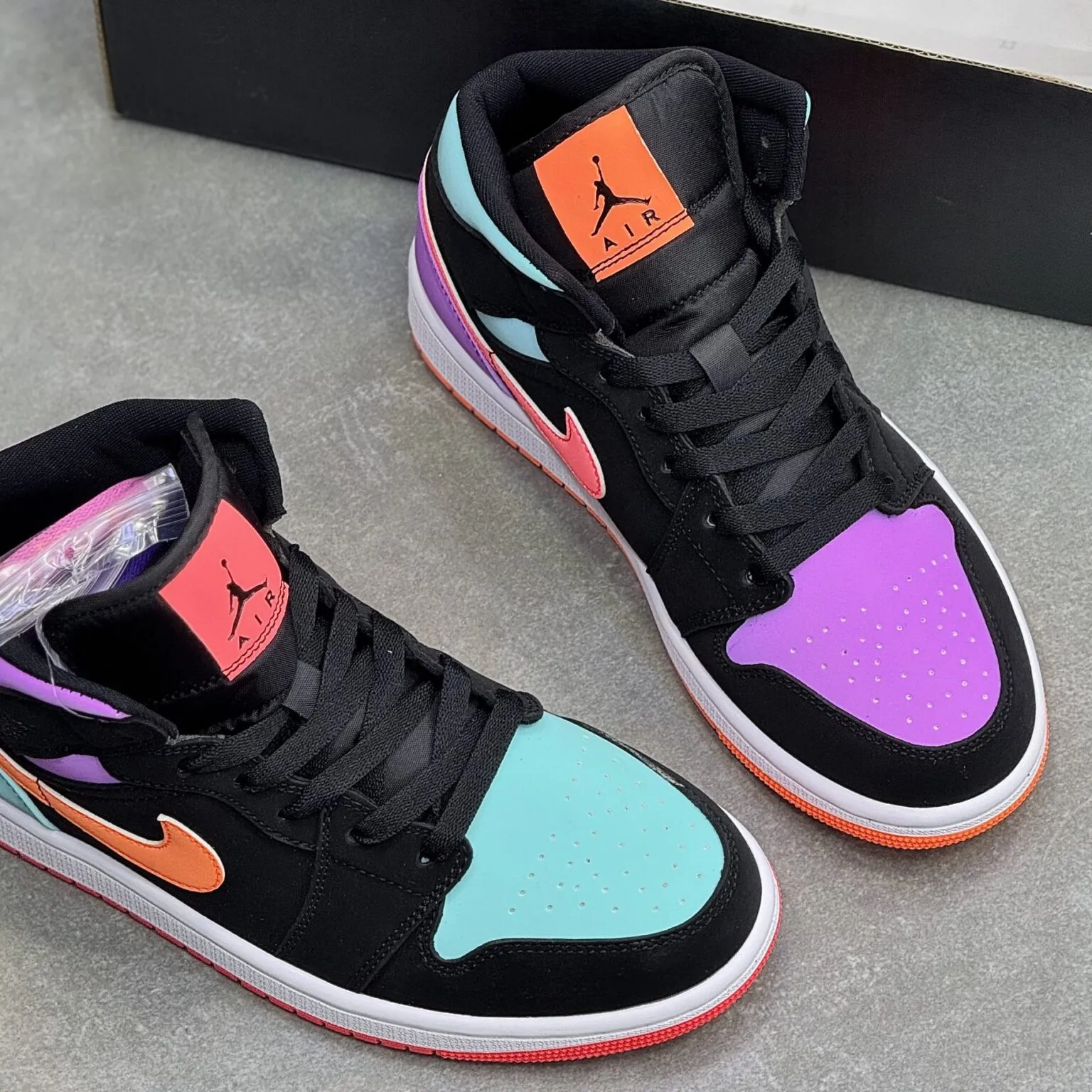 کفش نایک ایر جردن وان ساقدار لنگه به لنگه Nike Air Jordan 1 High Mismatch کفش نایک ایر جردن وان ساقدار لنگه به لنگه Nike Air Jordan 1 High Mismatch - تصویر 3