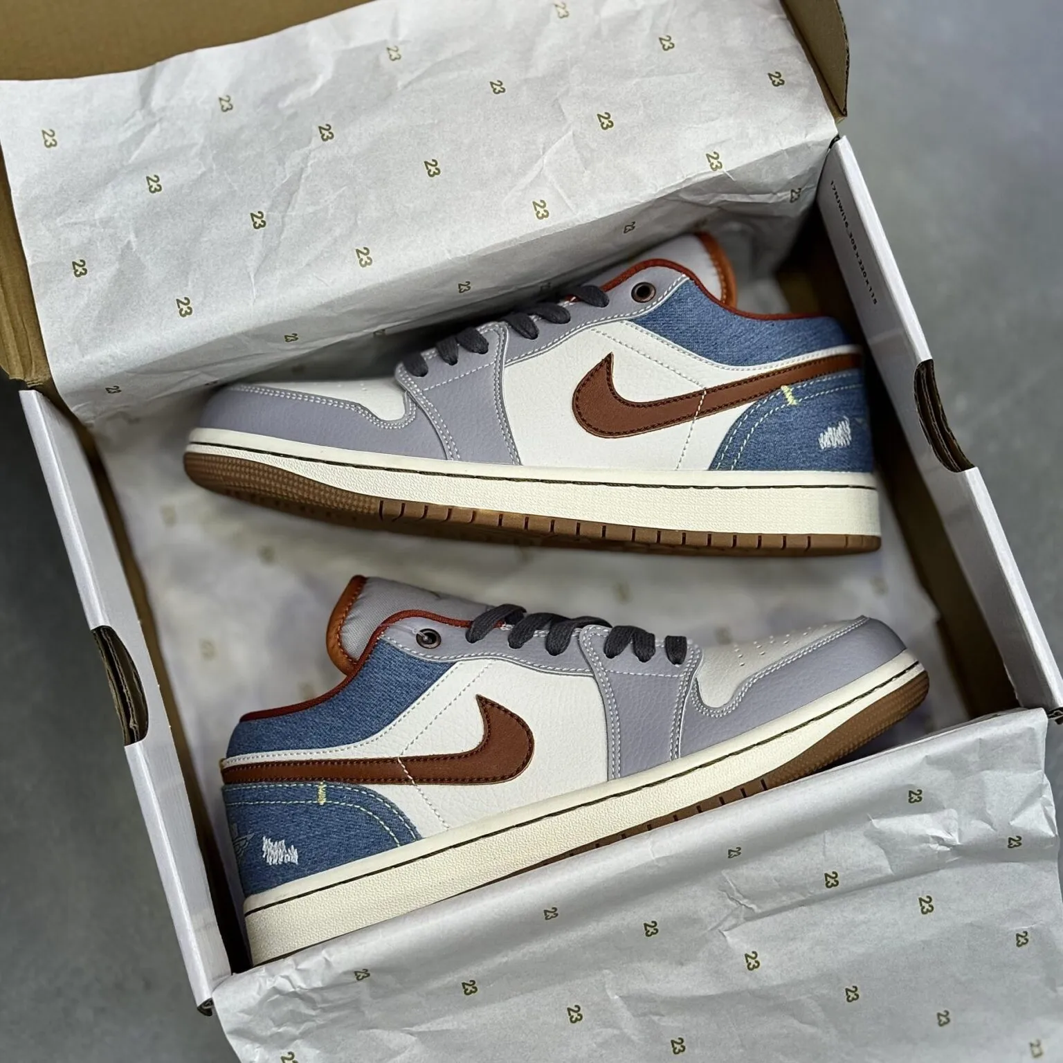 کفش نایک ایر جردن وان لو فانتوم دنیم Nike Air Jordan 1 Low Phantom Denim کفش نایک ایر جردن وان لو فانتوم دنیم Nike Air Jordan 1 Low Phantom Denim - تصویر 2