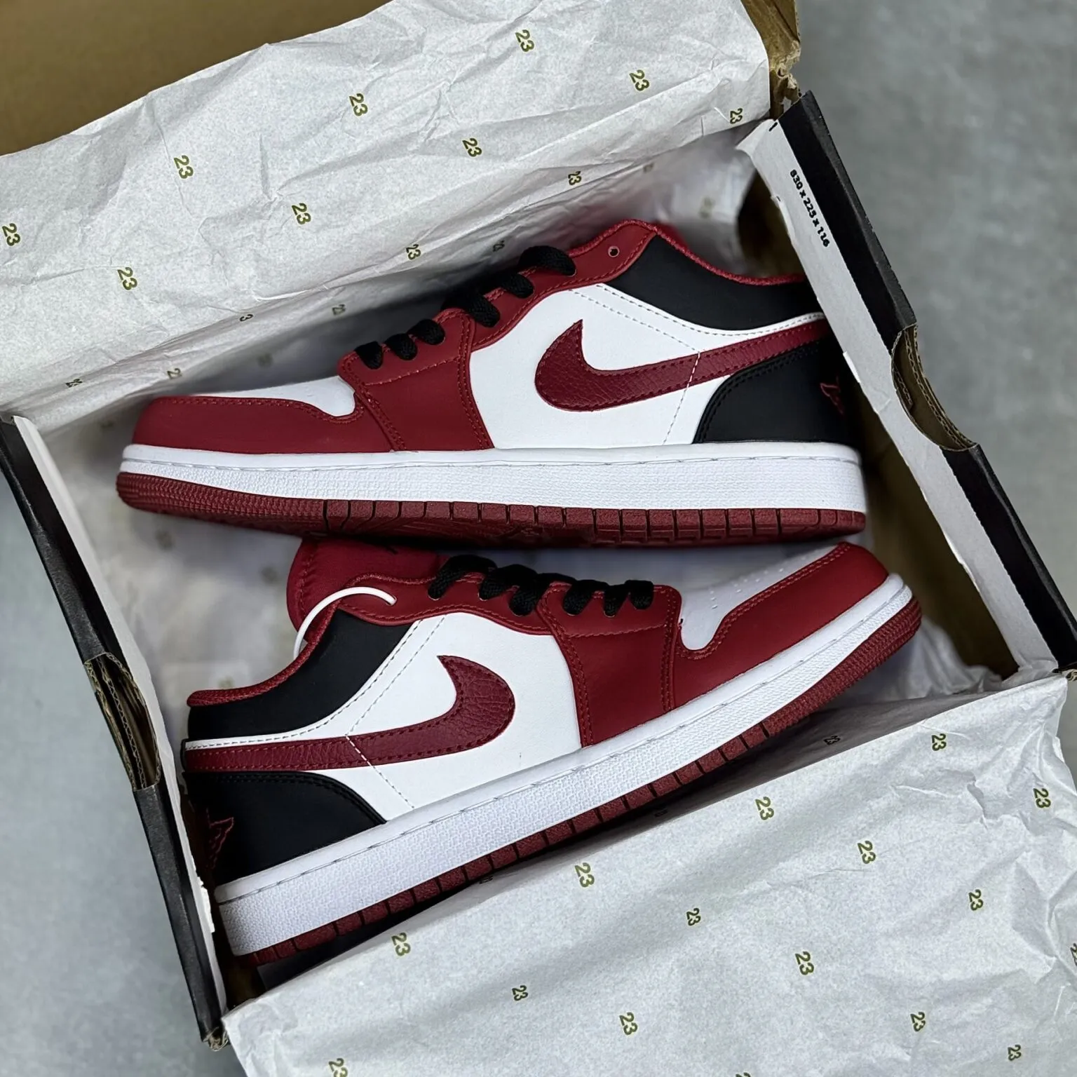 کفش نایک ایر جردن وان لو سفید قرمز خونی Nike Air Jordan 1 Low White Blood Red کفش نایک ایر جردن وان لو سفید قرمز خونی Nike Air Jordan 1 Low White Blood Red - تصویر 2