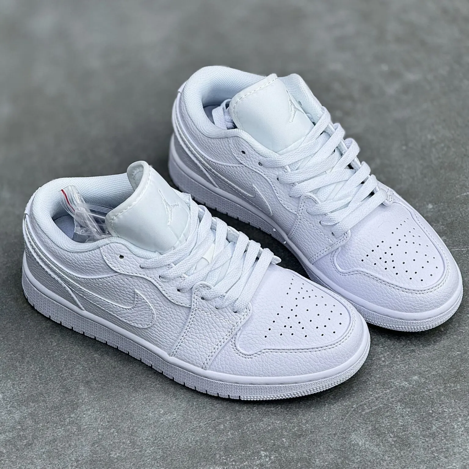 کفش نایک ایر جردن وان لو تمام سفید Nike Air Jordan 1 Low Triple White کفش نایک ایر جردن وان لو تمام سفید Nike Air Jordan 1 Low Triple White - تصویر 3