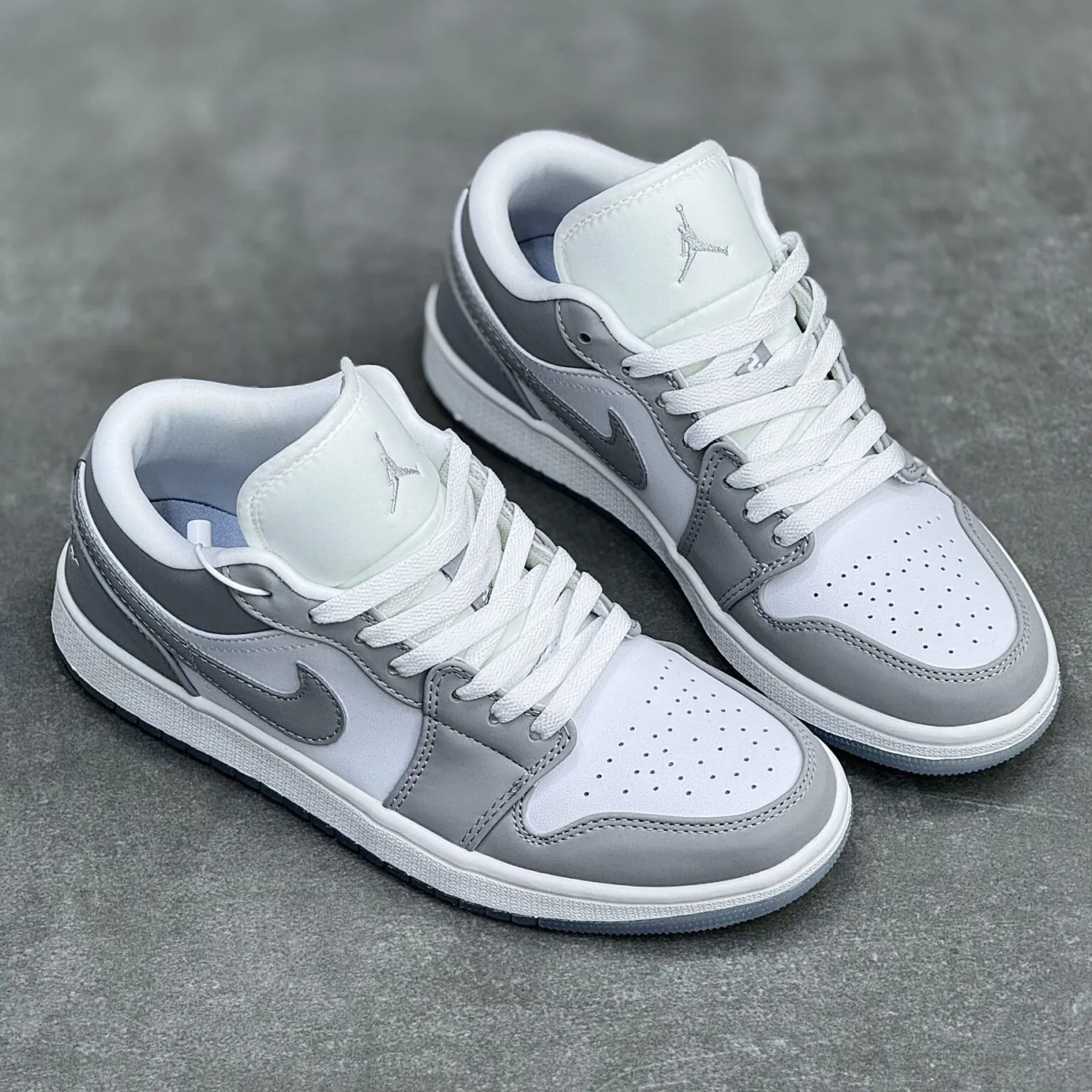 کفش نایک ایر جردن وان سفید طوسی Nike Air Jordan 1 White Grey کفش نایک ایر جردن وان سفید طوسی Nike Air Jordan 1 White Grey - تصویر 3