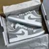 کفش نایک ایر جردن وان سفید طوسی Nike Air Jordan 1 White Grey کفش نایک ایر جردن وان سفید طوسی Nike Air Jordan 1 White Grey - تصویر 2