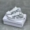 کفش نایک ایر جردن وان سفید طوسی Nike Air Jordan 1 White Grey کفش نایک ایر جردن وان سفید طوسی Nike Air Jordan 1 White Grey