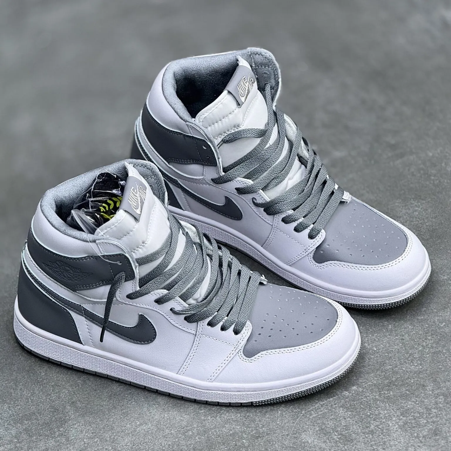 کفش نایک ایر جردن وان ساقدار سفید طوسی دودی Nike Air Jordan 1 High White Smoke Grey کفش نایک ایر جردن وان ساقدار سفید طوسی دودی Nike Air Jordan 1 High White Smoke Grey - تصویر 3