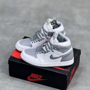 کفش نایک ایر جردن وان ساقدار سفید طوسی دودی Nike Air Jordan 1 High White Smoke Grey کفش نایک ایر جردن وان ساقدار سفید طوسی دودی Nike Air Jordan 1 High White Smoke Grey
