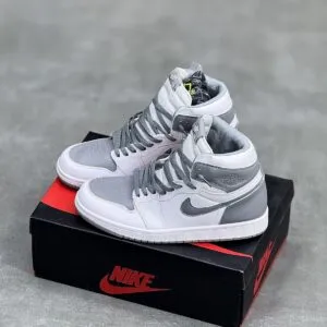 کفش نایک ایر جردن وان ساقدار سفید طوسی دودی Nike Air Jordan 1 High White Smoke Grey کفش نایک ایر جردن وان ساقدار سفید طوسی دودی Nike Air Jordan 1 High White Smoke Grey