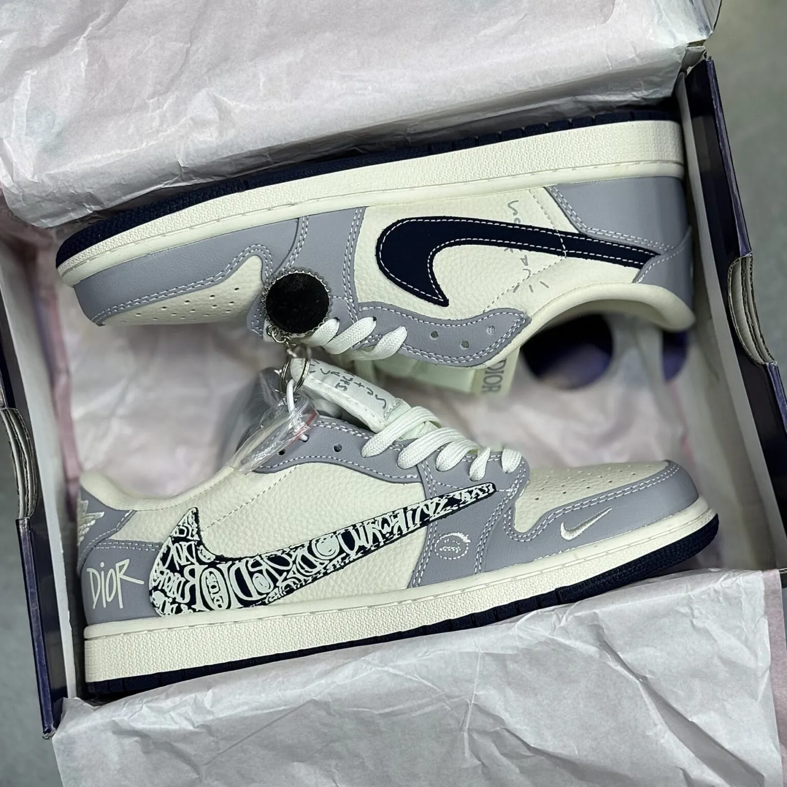 کفش نایک ایر جردن وان لو تراویس اسکات دیور Nike Air Jordan 1 Low Travis Scott Dior کفش نایک ایر جردن وان لو تراویس اسکات دیور Nike Air Jordan 1 Low Travis Scott Dior - تصویر 2