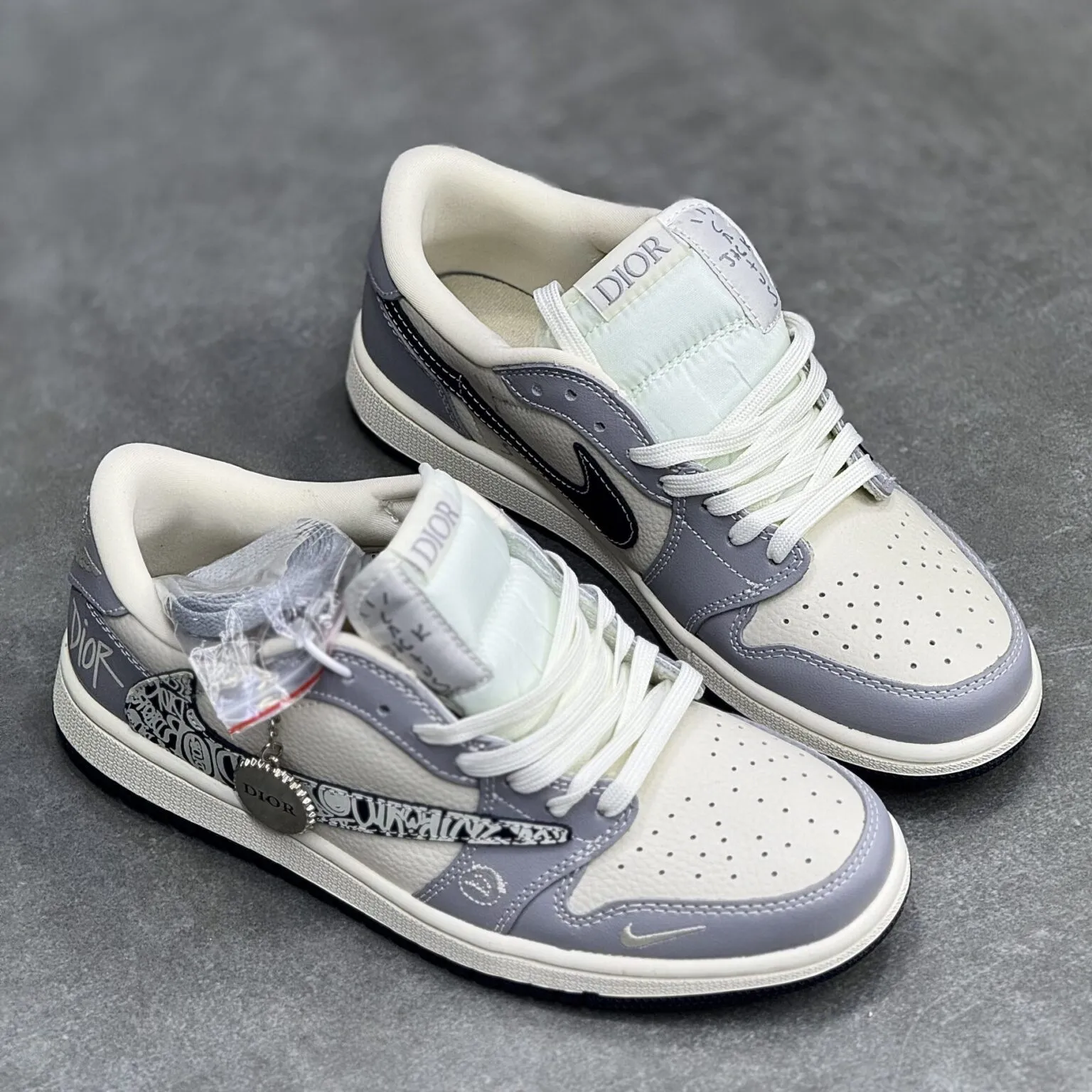 کفش نایک ایر جردن وان لو تراویس اسکات دیور Nike Air Jordan 1 Low Travis Scott Dior کفش نایک ایر جردن وان لو تراویس اسکات دیور Nike Air Jordan 1 Low Travis Scott Dior - تصویر 3
