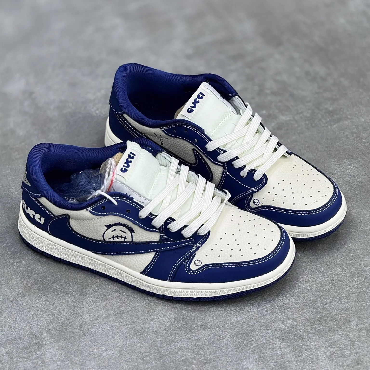 کفش نایک ایر جردن وان لو تراویس اسکات گوچی سفید سرمه‌ای Nike Air Jordan 1 Low Travis Scott Gucci - تصویر 3