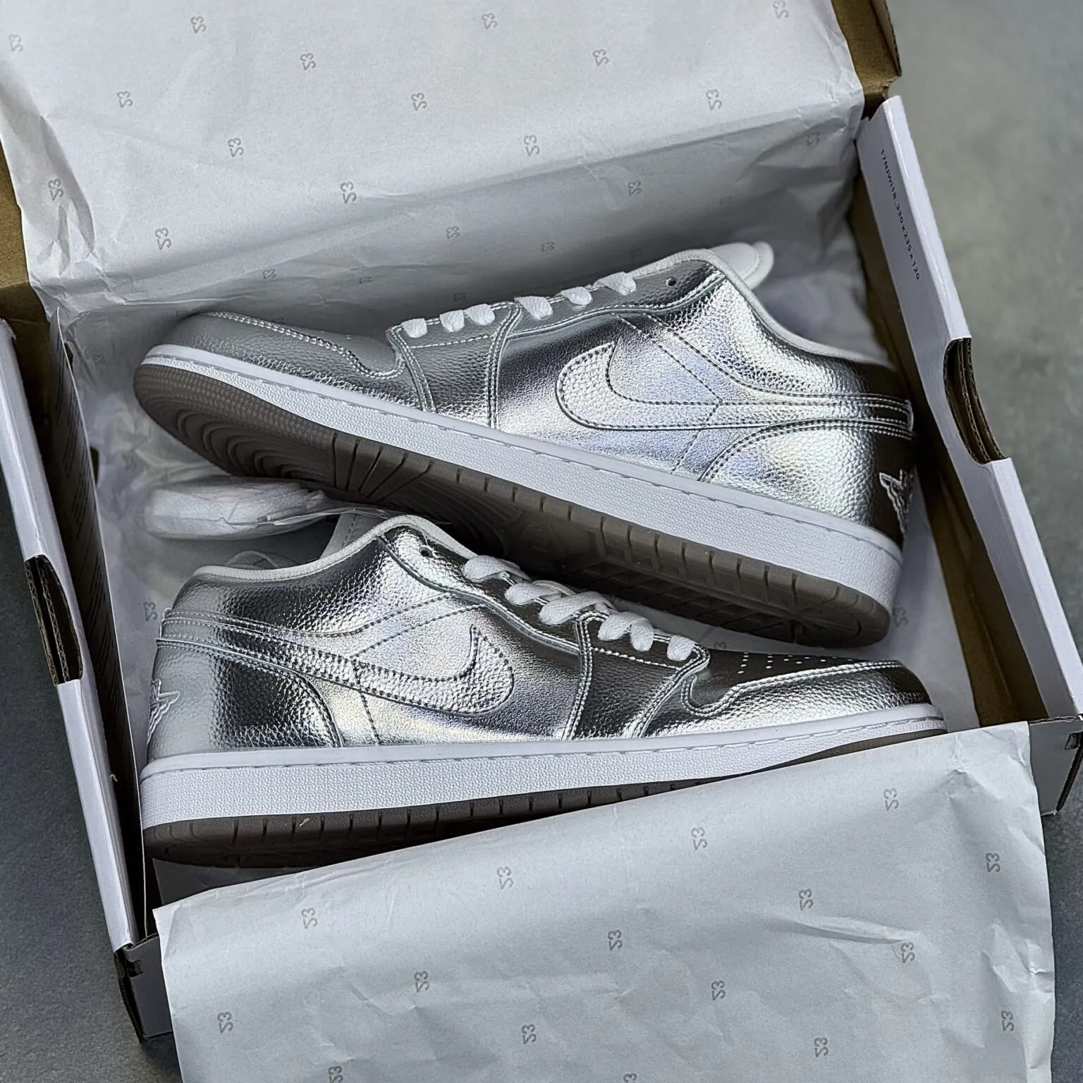 کفش نایک ایر جردن وان لو نقره ای براق Nike Air Jordan 1 Low Metallic Silver - تصویر 3