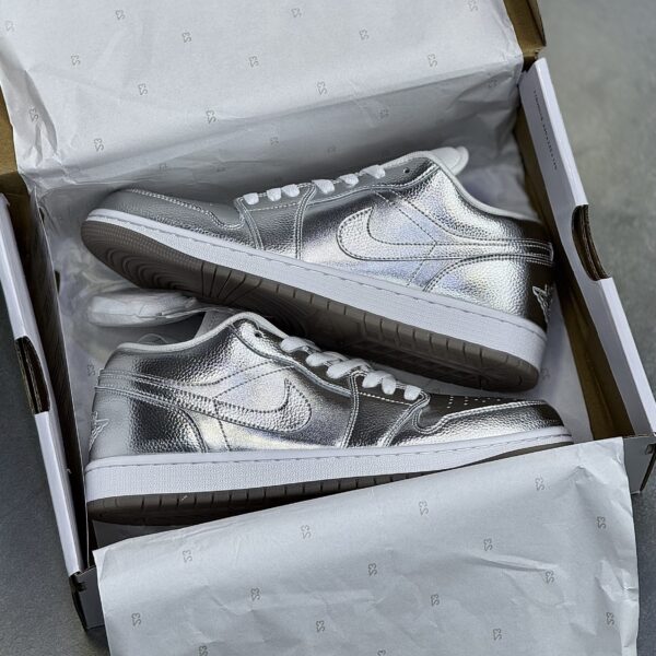 کفش نایک ایر جردن وان لو نقره ای براق Nike Air Jordan 1 Low Metallic Silver