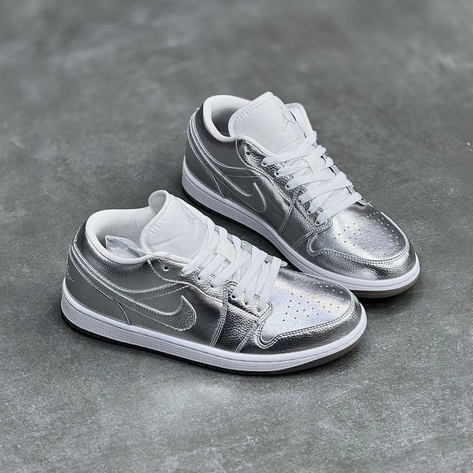 کفش نایک ایر جردن وان لو نقره ای براق Nike Air Jordan 1 Low Metallic Silver - تصویر 2