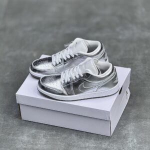 کفش نایک ایر جردن وان لو نقره ای براق Nike Air Jordan 1 Low Metallic Silver کفش نایک ایر جردن وان لو نقره ای براق Nike Air Jordan 1 Low Metallic Silver