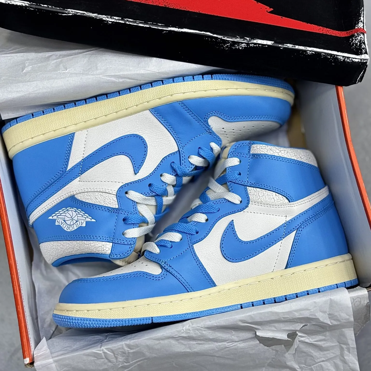 کفش نایک ایر جردن وان ساقدار شیکاگو لاست اند فاند آبی Nike Air Jordan 1 High Chicago Lost & Found Blue کفش نایک ایر جردن وان ساقدار شیکاگو لاست اند فاند آبی Nike Air Jordan 1 High Chicago Lost & Found Blue - تصویر 2