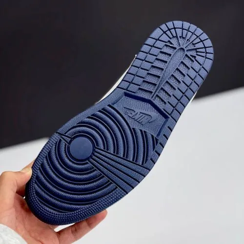 کفش نایک ایر جردن وان لو تراویس اسکات لویی ویتون Nike Air Jordan 1 Low Travis Scott Louis Vuitton کفش نایک ایر جردن وان لو تراویس اسکات لویی ویتون Nike Air Jordan 1 Low Travis Scott Louis Vuitton - تصویر 3