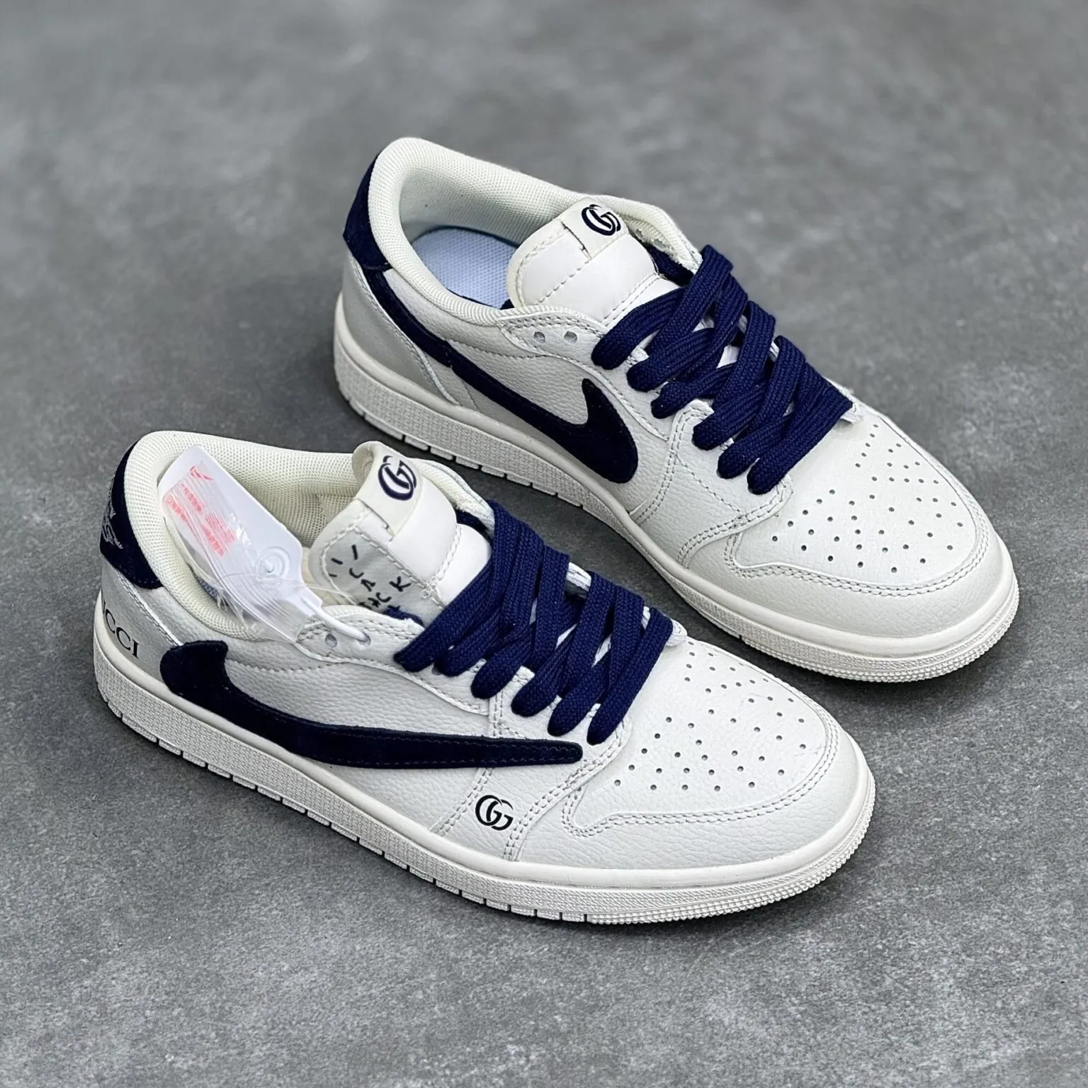 کفش نایک ایر جردن وان لو تراویس اسکات گوچی سفید سرمه ای Nike Air Jordan 1 Low Travis Scott Gucci White Navy - تصویر 3