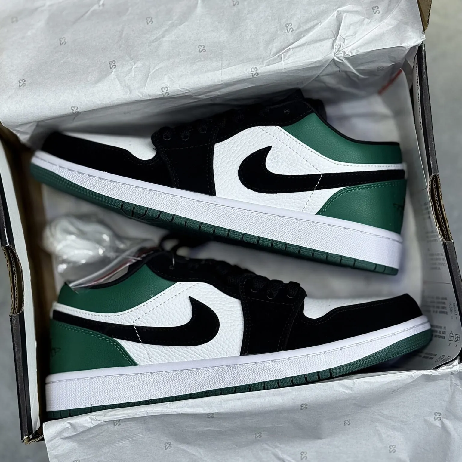کفش نایک ایر جردن وان لو سبز مشکی Nike Air Jordan 1 Low Green Black کفش نایک ایر جردن وان لو سبز مشکی Nike Air Jordan 1 Low Green Black - تصویر 3