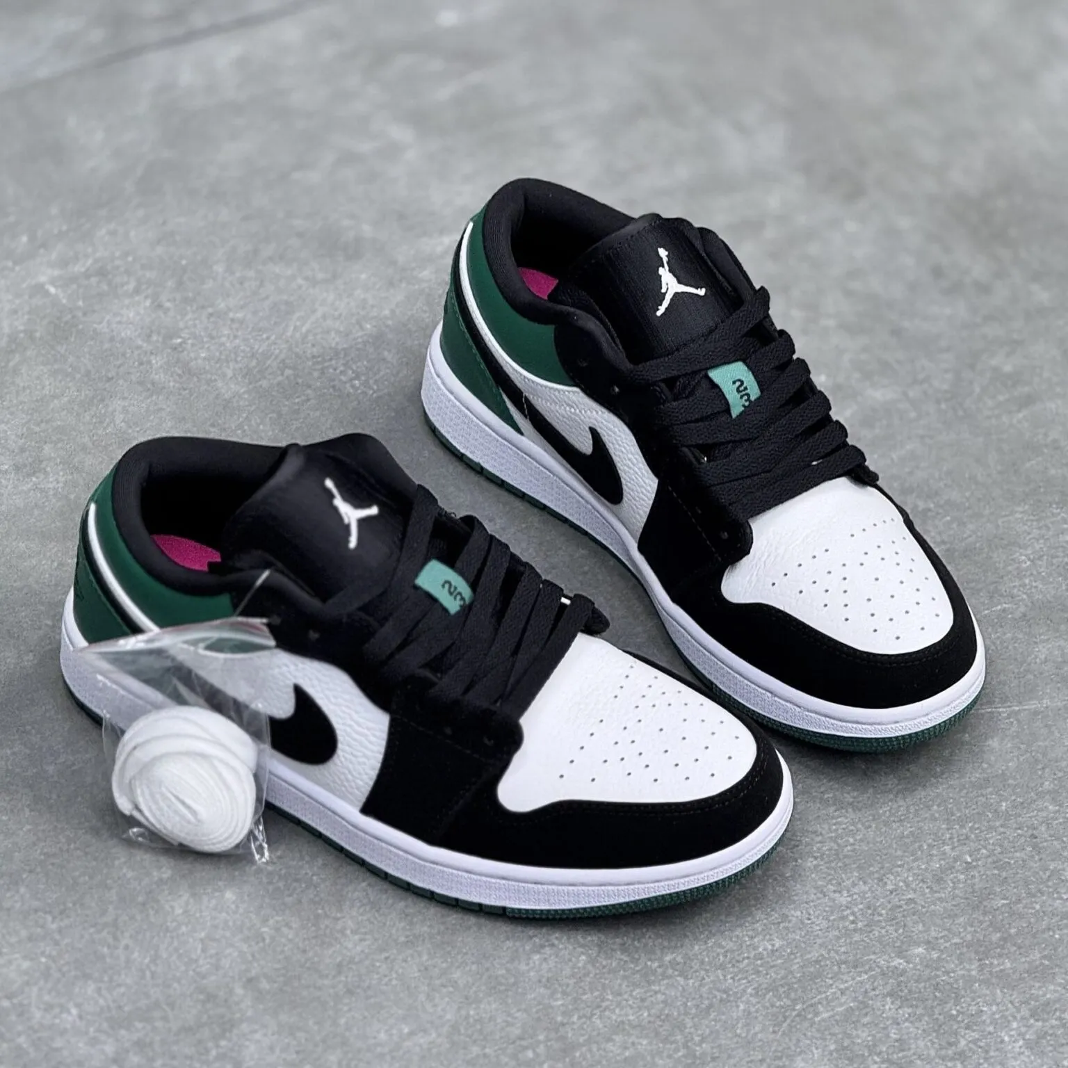 کفش نایک ایر جردن وان لو سبز مشکی Nike Air Jordan 1 Low Green Black کفش نایک ایر جردن وان لو سبز مشکی Nike Air Jordan 1 Low Green Black - تصویر 2