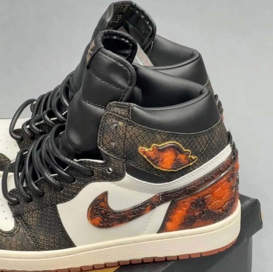 کفش نایک ایر جردن وان ساقدار پوست مار دراگون Nike Air Jordan 1 High Dragon Snakeskin کفش نایک ایر جردن وان ساقدار پوست مار دراگون Nike Air Jordan 1 High Dragon Snakeskin - تصویر 3