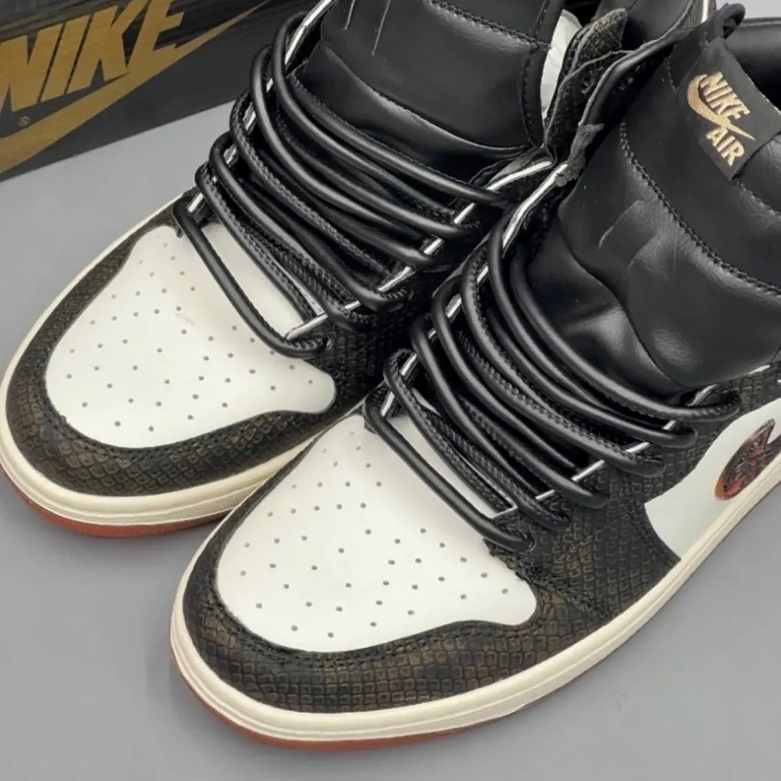 کفش نایک ایر جردن وان ساقدار پوست مار دراگون Nike Air Jordan 1 High Dragon Snakeskin کفش نایک ایر جردن وان ساقدار پوست مار دراگون Nike Air Jordan 1 High Dragon Snakeskin - تصویر 2