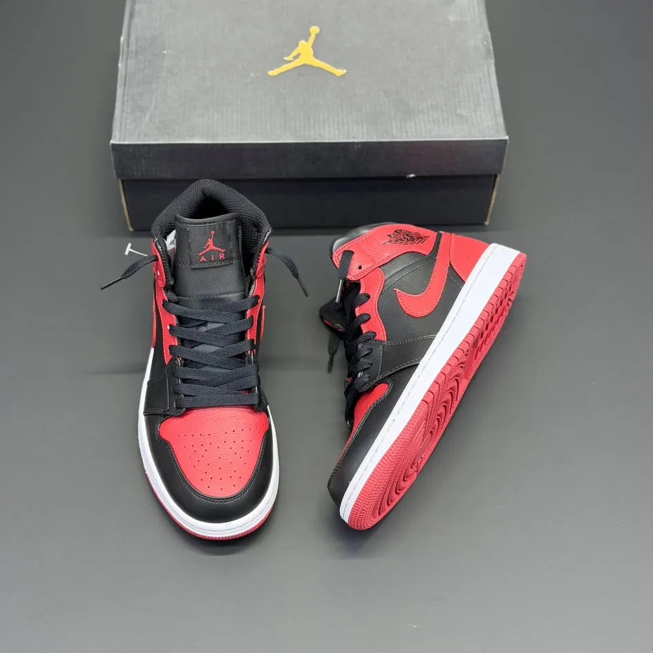 کفش نایک ایر جردن وان ساقدار مید بند برد 2020 مشکی قرمز Nike Air Jordan 1 Mid Bred 2020 Black Red کفش نایک ایر جردن وان ساقدار مید بند برد 2020 مشکی قرمز Nike Air Jordan 1 Mid Bred 2020 Black Red - تصویر 2