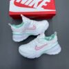 کفش نایک وومرو ۵ سفید صورتی Nike Vomero 5 White Pink کفش نایک وومرو ۵ سفید صورتی Nike Vomero 5 White Pink
