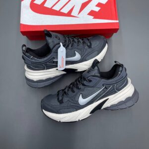 کفش نایک وومرو ۵ طوسی Nike Vomero 5 Gray کفش نایک وومرو ۵ طوسی Nike Vomero 5 Gray