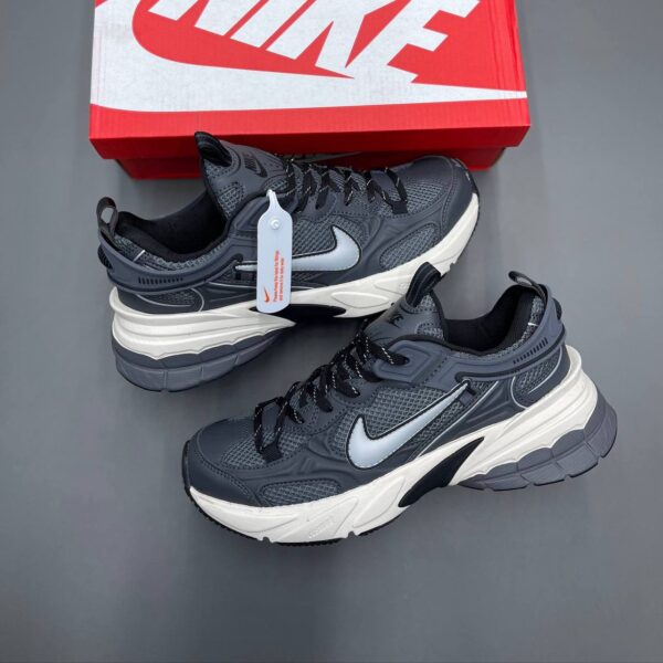 کفش نایک وومرو ۵ طوسی Nike Vomero 5 Gray کفش نایک وومرو ۵ طوسی Nike Vomero 5 Gray