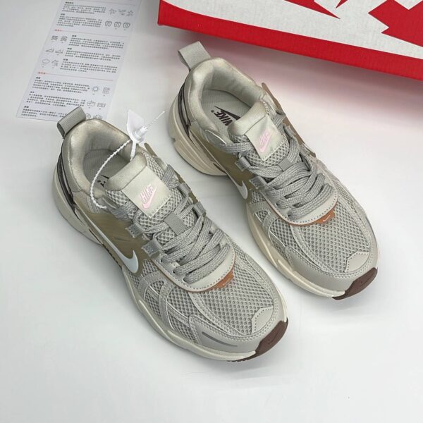 کتونی نایک وی تو کی کرم Nike V2K Run Cream