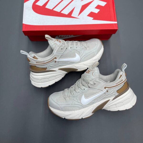 کفش نایک وومرو ۵ کرم قهوهای Nike Vomero 5 Cream Brown کفش نایک وومرو ۵ کرم قهوهای Nike Vomero 5 Cream Brown