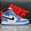 کفش نایک ایر جردن وان ساقدار یونیورسیتی آبی Nike Air Jordan 1 High University Blue کفش نایک ایر جردن وان ساقدار یونیورسیتی آبی Nike Air Jordan 1 High University Blue