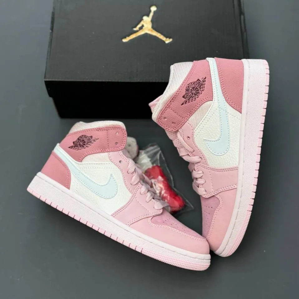 کفش نایک ایر جردن وان صورتی ساقدار Nike Air Jordan 1 High Pink کفش نایک ایر جردن وان صورتی ساقدار Nike Air Jordan 1 High Pink - تصویر 2