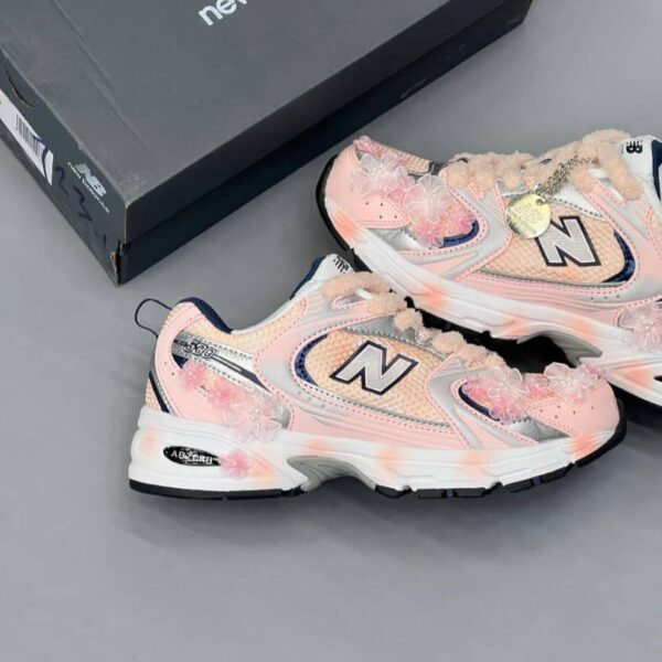 کفش نیو بالانس ۵۳۰ کاستوم صورتی گلدار New Balance 530 Custom Pink Floral کفش نیو بالانس ۵۳۰ کاستوم صورتی گلدار New Balance 530 Custom Pink Floral
