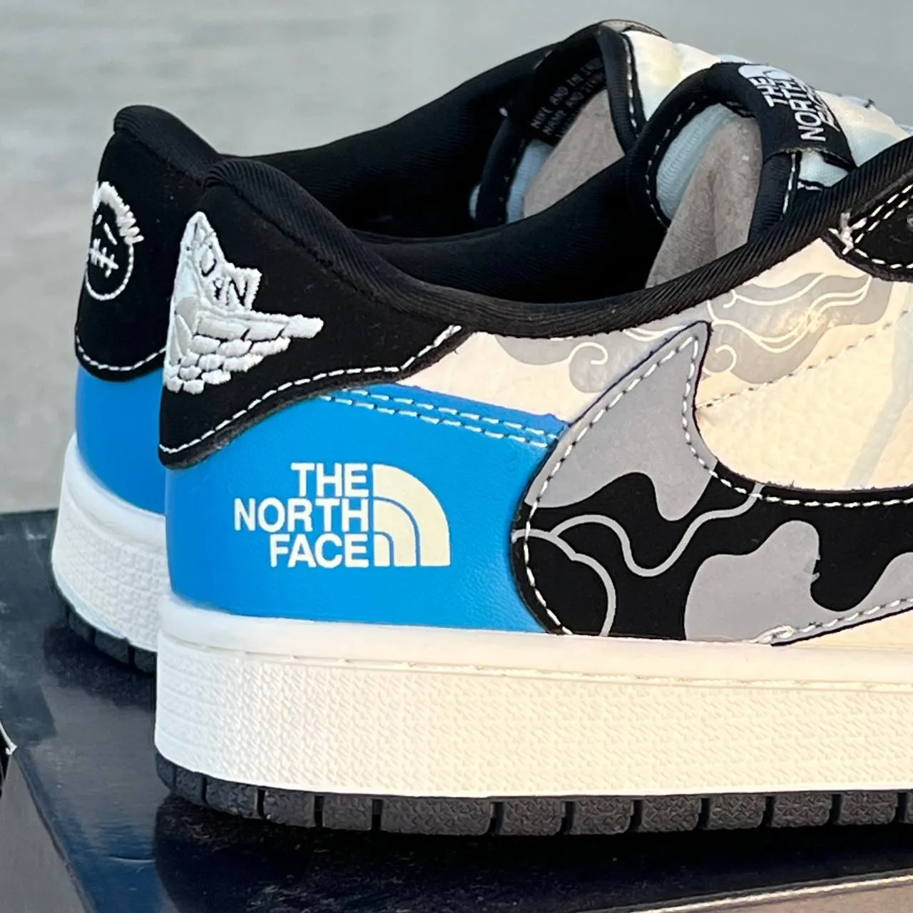 کفش نایک ایر جردن وان لو تراویس اسکات نورث فیس جدید Nike Air Jordan 1 Low Travis Scott x North Face New کفش نایک ایر جردن وان لو تراویس اسکات نورث فیس جدید Nike Air Jordan 1 Low Travis Scott x North Face New - تصویر 3