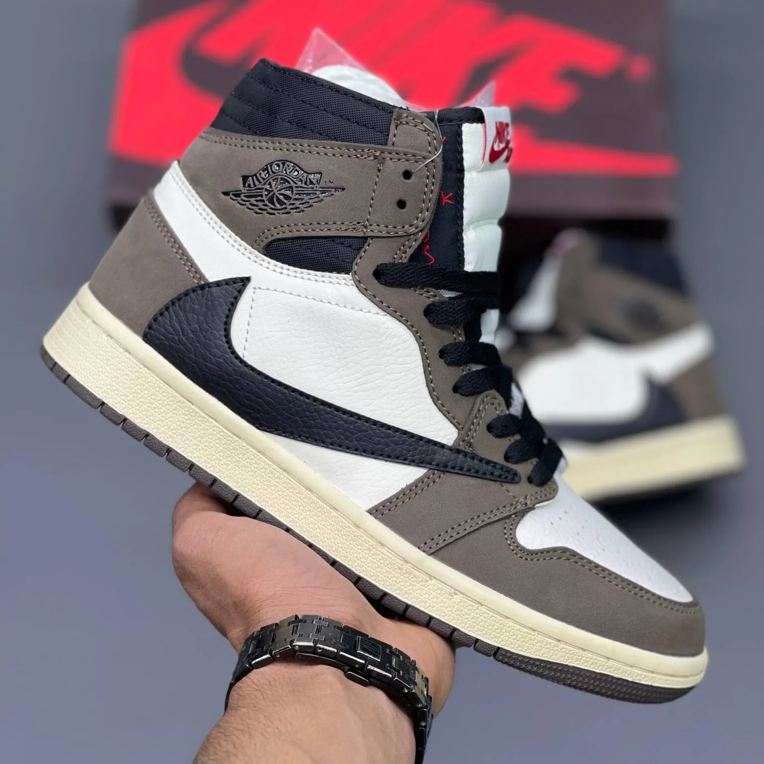 کفش نایک ایر جردن وان ساقدار رترو تراویس اسکات موکا Nike Air Jordan 1 Retro High Travis Scott Mocha کفش نایک ایر جردن وان ساقدار رترو تراویس اسکات موکا Nike Air Jordan 1 Retro High Travis Scott Mocha - تصویر 3
