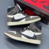 کفش نایک ایر جردن وان ساقدار رترو تراویس اسکات موکا Nike Air Jordan 1 Retro High Travis Scott Mocha کفش نایک ایر جردن وان ساقدار رترو تراویس اسکات موکا Nike Air Jordan 1 Retro High Travis Scott Mocha - تصویر 2