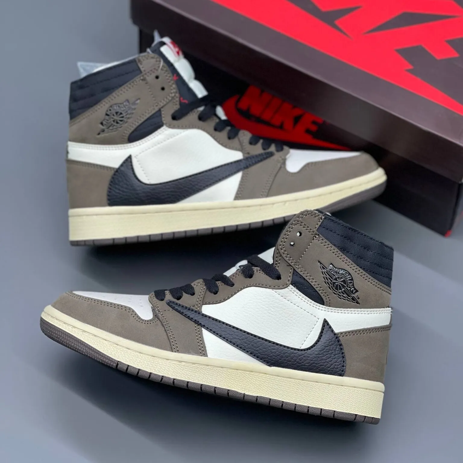 کفش نایک ایر جردن وان ساقدار رترو تراویس اسکات موکا Nike Air Jordan 1 Retro High Travis Scott Mocha کفش نایک ایر جردن وان ساقدار رترو تراویس اسکات موکا Nike Air Jordan 1 Retro High Travis Scott Mocha - تصویر 2