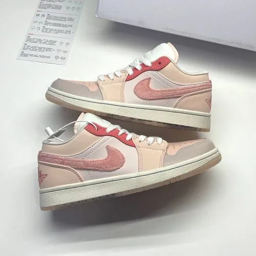 کفش نایک جردن وان لو مایتی سویشرز پینک Nike Jordan 1 Low Mighty Swooshes Pink کفش نایک جردن وان لو مایتی سویشرز پینک Nike Jordan 1 Low Mighty Swooshes Pink