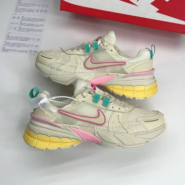 نایک وی تو کی ران کرم صورتی Nike V2K Run Beige Pink نایک وی تو کی ران کرم صورتی Nike V2K Run Beige Pink