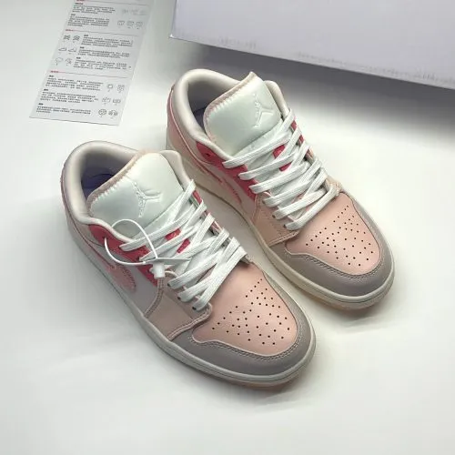 کفش نایک جردن وان لو مایتی سویشرز پینک Nike Jordan 1 Low Mighty Swooshes Pink کفش نایک جردن وان لو مایتی سویشرز پینک Nike Jordan 1 Low Mighty Swooshes Pink - تصویر 2