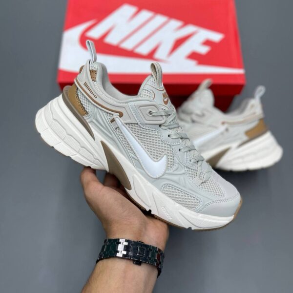 کفش نایک وومرو ۵ کرم قهوهای Nike Vomero 5 Cream Brown کفش نایک وومرو ۵ کرم قهوهای Nike Vomero 5 Cream Brown